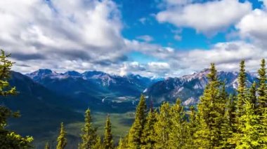 Banff Ulusal Parkı 'ndaki Bow Valley' deki Banff şehrinin panoramik hava manzarası, Kanada Kayalıkları