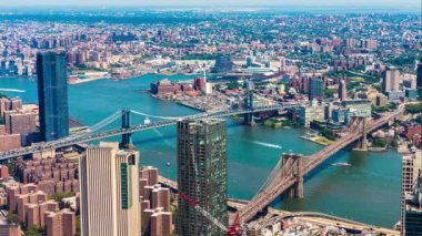 New York City, New York, ABD 'deki Brooklyn Köprüsü ve Manhattan Köprüsü panoramik hava görüntüsü