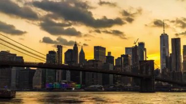 Brooklyn Köprüsü 'nün günbatımı ve New York City, ABD' deki Manhattan şehir merkezinin panoramik manzarası.