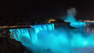 Amerika 'nın Niagara Şelalesi' ndeki Amerikan Şelaleleri 'nin gece manzarası.