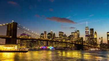 Brooklyn Köprüsü 'nün günbatımı ve New York City, ABD' deki Manhattan şehir merkezinin panoramik manzarası.