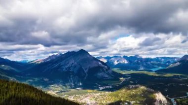 Banff Ulusal Parkı 'ndaki Bow Valley' deki Banff şehrinin panoramik hava manzarası, Kanada Kayalıkları