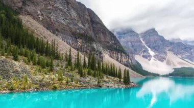 Moraine Gölü 'nün panoramik manzarası, Kanada Banff Ulusal Parkı