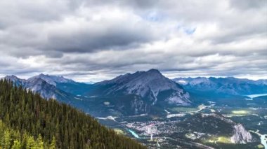 Banff Ulusal Parkı 'ndaki Bow Valley' deki Banff şehrinin panoramik hava manzarası, Kanada Kayalıkları