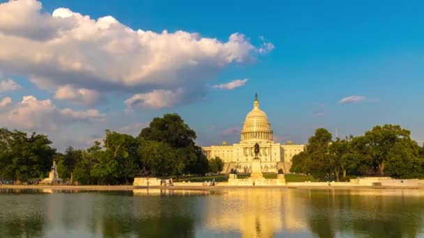 El edificio del Capitolio de los Estados Unidos y el Capitolio Reflecting Pool en un día soleado en Washington DC, EE.UU. — Vídeo de stock