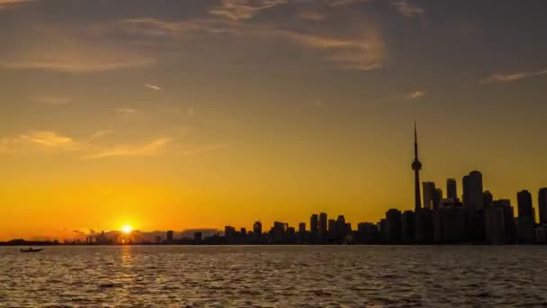 เส้นขอบฟ้าของโตรอนโตตอนพระอาทิตย์ตก ออนตาริโอ แคนาดา — วีดีโอสต็อก