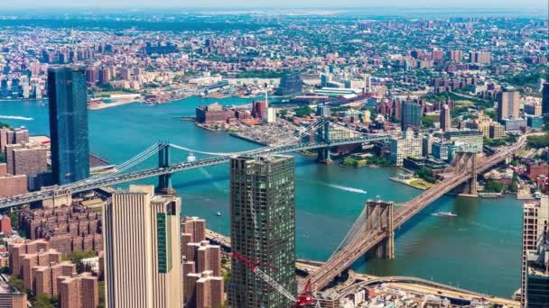 New York City, New York, ABD 'deki Brooklyn Köprüsü ve Manhattan Köprüsü panoramik hava görüntüsü — Stok video