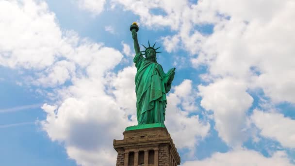 New York City, New York, ABD 'de mavi gökyüzüne karşı güzel bir bulut arka planına sahip Özgürlük Heykeli — Stok video