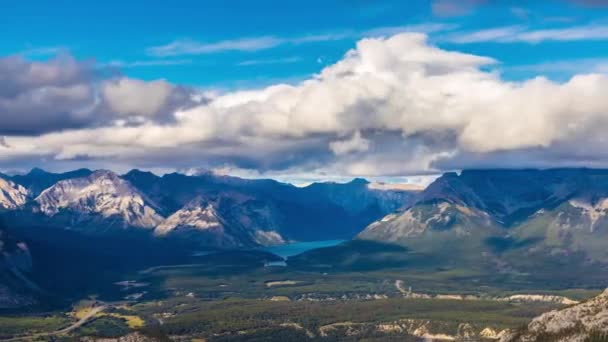 Vista aérea panorâmica da cidade de Banff em Bow Valley no parque nacional de Banff, Montanhas Rochosas Canadenses — Vídeo de Stock