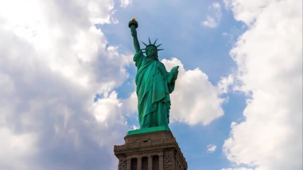รูปปั้นเสรีภาพกับท้องฟ้าสีฟ้า ที่มีพื้นหลังเมฆที่สวยงามในนิวยอร์ก นิวยอร์ก สหรัฐอเมริกา — วีดีโอสต็อก