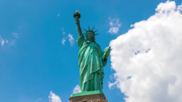Estatua de la Libertad contra el cielo azul con hermoso fondo nuboso en Nueva York, NY, EE.UU. — Vídeo de stock
