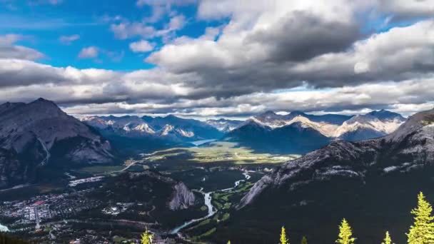 Vista aérea panorámica de la ciudad de Banff en Bow Valley en el parque nacional Banff, Rockies canadienses — Vídeos de Stock