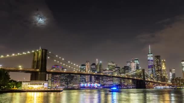 Sunset view of Brooklyn Bridge and panoramic view of town Manhattan in New York, USA — стокове відео