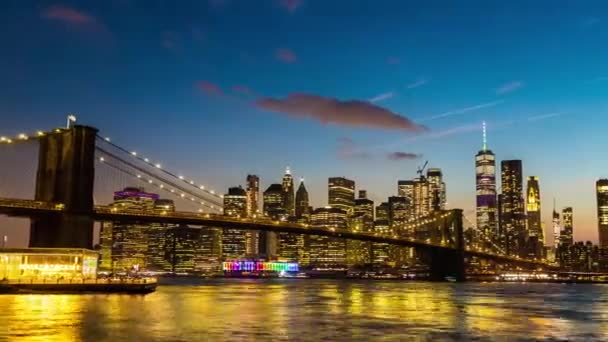 Vista do pôr do sol da Ponte do Brooklyn e vista panorâmica do centro de Manhattan, em Nova York, EUA — Vídeo de Stock