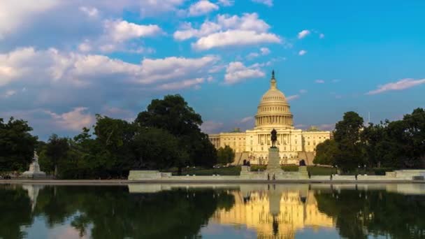 O edifício do Capitólio dos Estados Unidos e a Piscina Refletora do Capitólio em um dia ensolarado em Washington DC, EUA — Vídeo de Stock