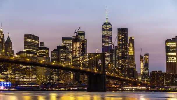 Vista do pôr do sol da Ponte do Brooklyn e vista panorâmica do centro de Manhattan, em Nova York, EUA — Vídeo de Stock