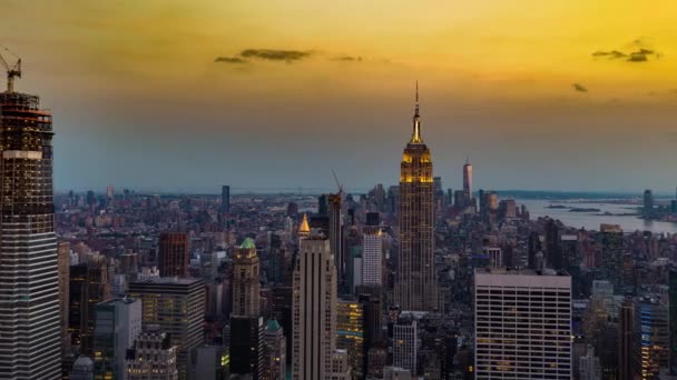Panorámás légi kilátás Manhattan éjjel New York City, NY, USA — Stock videók