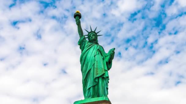 Statua della Libertà contro il cielo blu con bellissimo sfondo nuvoloso a New York, New York, Stati Uniti d'America — Video Stock