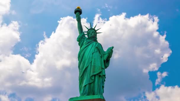 Vrijheidsbeeld tegen blauwe lucht met prachtige wolkenachtergrond in New York City, NY, USA — Stockvideo