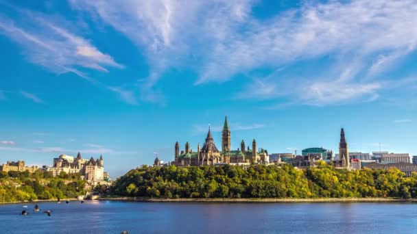 Parlamento canadese a Ottawa sulla collina del Parlamento in una giornata di sole, Canada — Video Stock