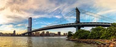 Manhattan Köprüsü Panoraması ve Manhattan şehir merkezinin panoramik görüntüsü New York City, ABD 'de günbatımında