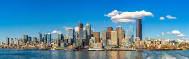 Elliott Körfezi 'nde güneşli bir günde Seattle Panoraması, Washington, ABD