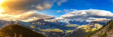 Banff Ulusal Parkı 'ndaki Bow Valley' deki Banff City 'nin hava manzarası, Kanada Kayalıkları