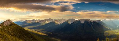 Gün batımında Banff Ulusal Parkı 'ndaki Bow Valley' in hava manzarası, Kanada Kayalıkları