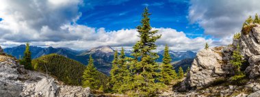 Banff Ulusal Parkı 'ndaki Bow Valley' deki Banff City 'nin hava manzarası, Kanada Kayalıkları