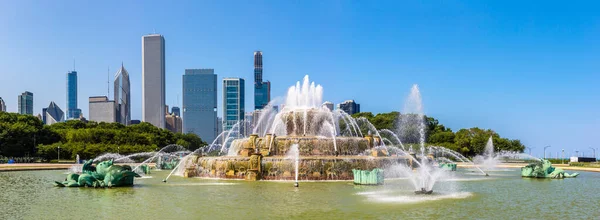 stock image Panorama of  Buckingham Fountain in a sunny day in Chicago, USA