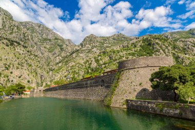 Kotor eski kale içinde bir güzel yaz gün, Karadağ