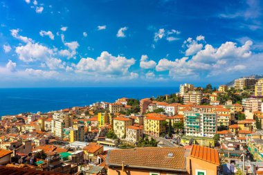 San Remo panoramik havadan görünümü içinde bir güzel yaz gün, İtalya