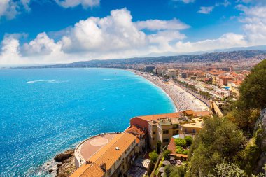 Nice, Fransa 'da güzel bir yaz gününde halk plajının panoramik hava manzarası