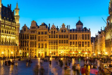 Brüksel 'deki Grand Place Güzel bir yaz gecesinde, Belçika