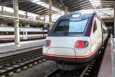 Cordoba 'daki tren istasyonu güzel bir yaz günü, İspanya