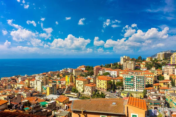 San Remo panoramik havadan görünümü içinde bir güzel yaz gün, İtalya