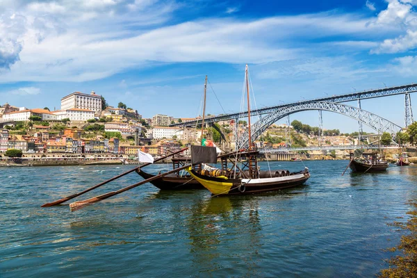 Tradycyjne Łodzie Beczek Rzeką Duero Porto Piękny Letni Dzień Portugalia — Zdjęcie stockowe