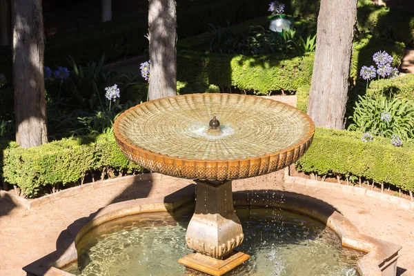 在一个美丽的夏日 西班牙格拉纳达的阿尔罕布拉宫的摩尔人宫喷泉 — 图库照片