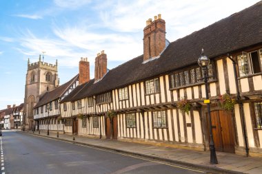 İngiltere 'de güzel bir yaz gününde Stratford' da Avon üzerine yarım keresteli bir ev.