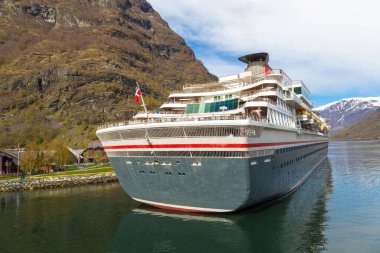 Flam, Norveç - 23 Mayıs: Güneşli bir günde 23 Mayıs 2017 yılında Norveç'te yolcu gemisi