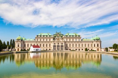 Çeşme ve Belvedere Sarayı bir güzel yaz günü Viyana, Avusturya'da