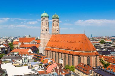 Münih, Almanya - 25 Temmuz 2017: Katedrali Frauenkirche Almanya'da Münih, bir güzel yaz günü