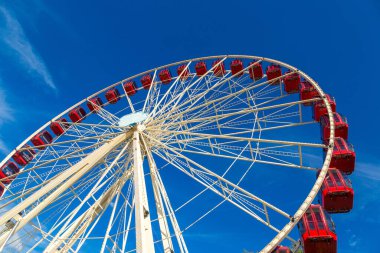 Mavi gökyüzü arka planda bir güzel yaz günü dönme