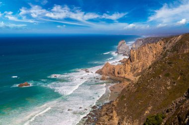 Cabo da Roca. Kayalıklarla ve kayalar bir güzel yaz günü, Portekiz Sintra'Atlantik Okyanusu kıyısında