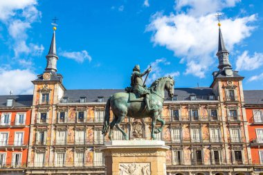 Plaza Mayor ve bir güzel yaz günü heykelinin Kral Philips III Madrid, İspanya