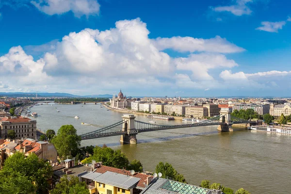 Güzel yaz günü Budapeşte ve Tuna Nehri panoramik manzaralı