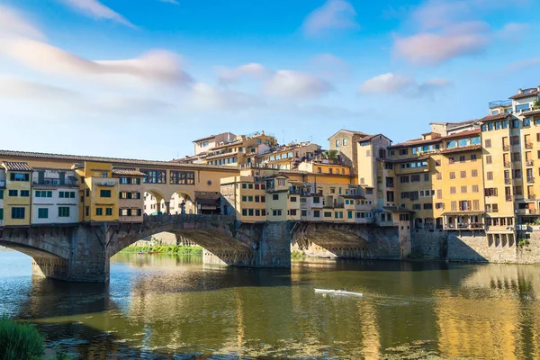 Güzel yaz günü Ponte Vecchio Köprüsü Floransa, İtalya