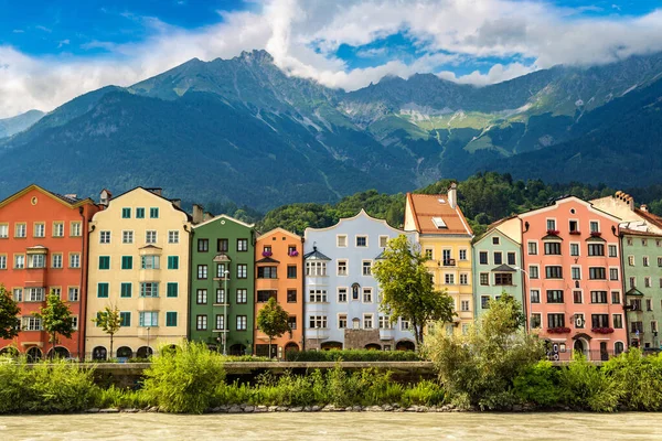 Stavební Fasáda Hory Alpy Innsbrucku Krásný Letní Den Rakousko — Stock fotografie