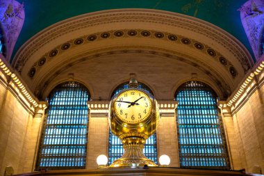 New York, ABD 'de Manhattan' daki Grand Central İstasyon Terminalinin ana salonundaki klasik klasik saat.