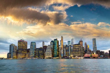 New York City, ABD 'de günbatımından sonra Manhattan şehir merkezinin panoramik gece görüntüsü